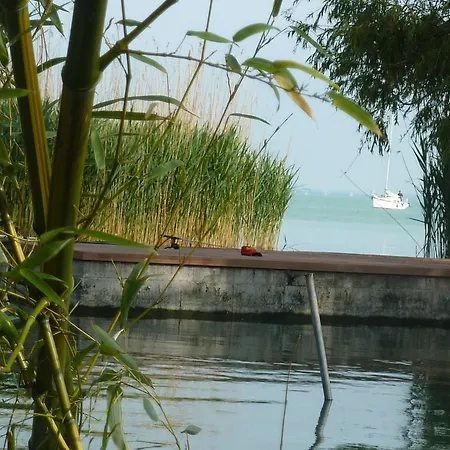 Partiszel A Fuke Yachtnal בית הארחה Balatonalmádi