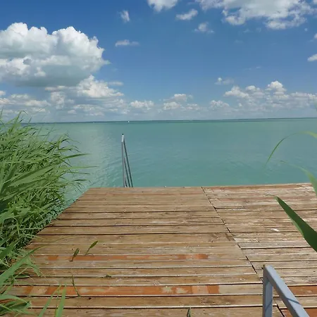 Partiszel A Fuke Yachtnal Balatonalmádi